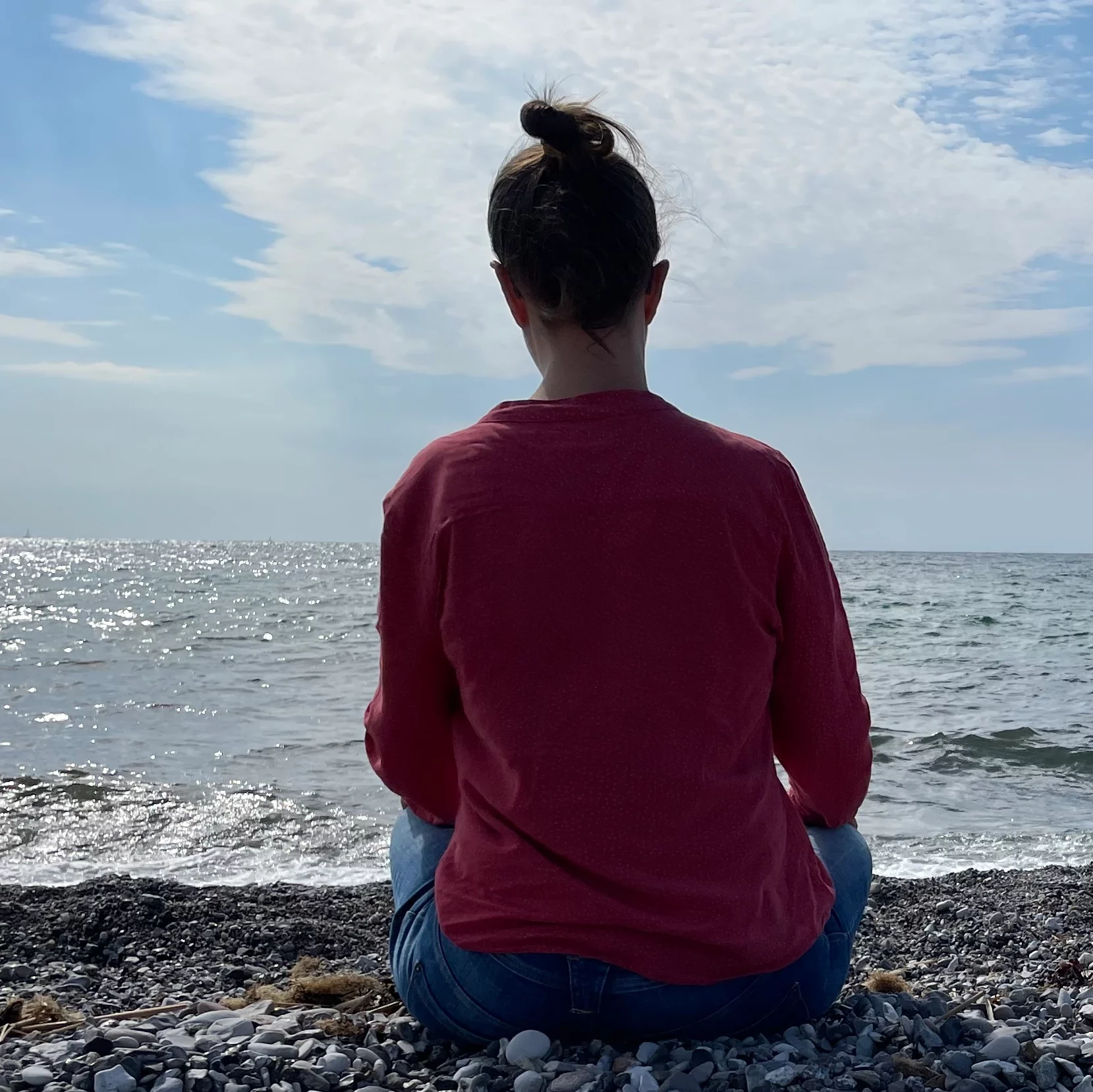 Lucie regardant la mer