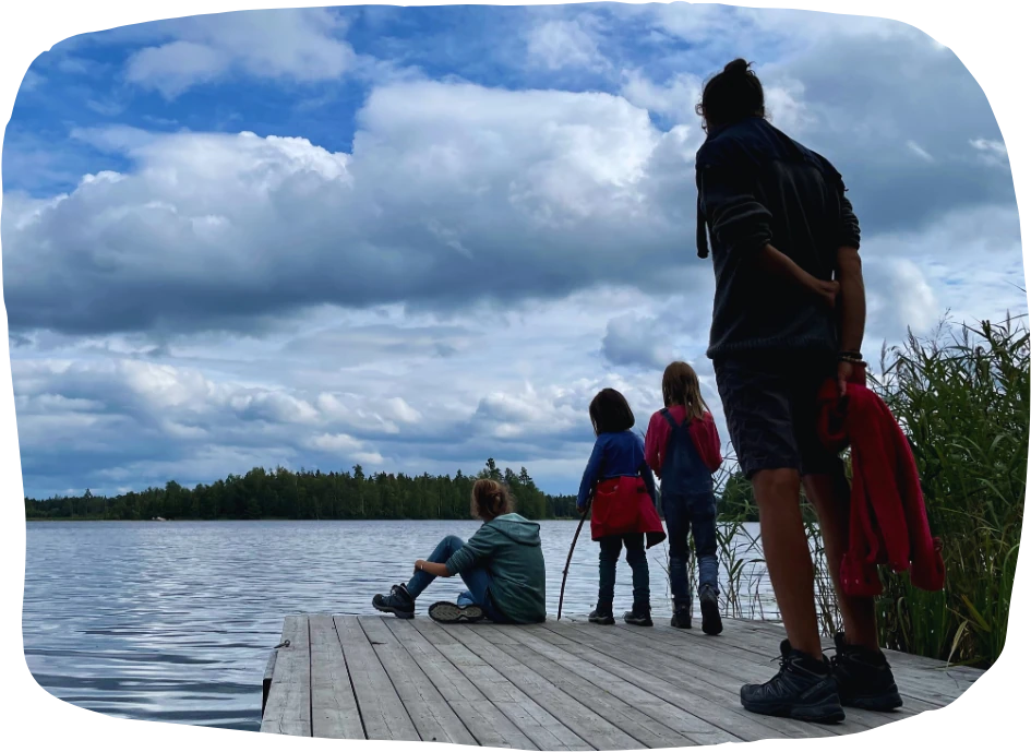 Moment en famille au bord d’un lac – bien-être, liens familiaux et équilibre émotionnel inspirés par la psychologie positive