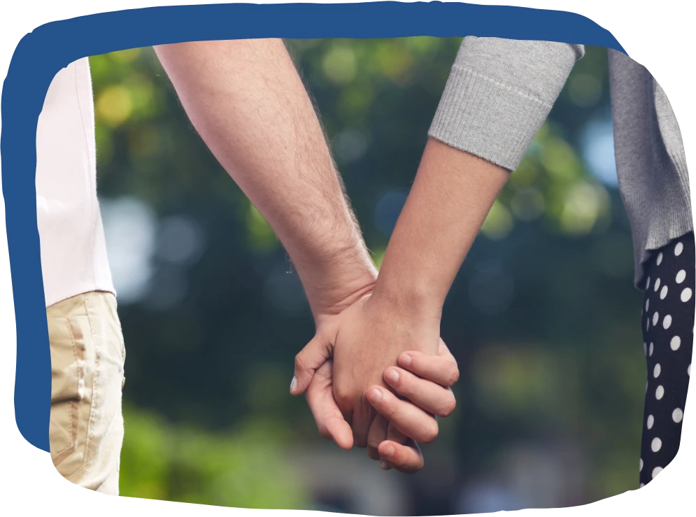 Deux personnes marchant main dans la main, symbole de gratitude et de bien-être émotionnel pour diminuer l’anxiété